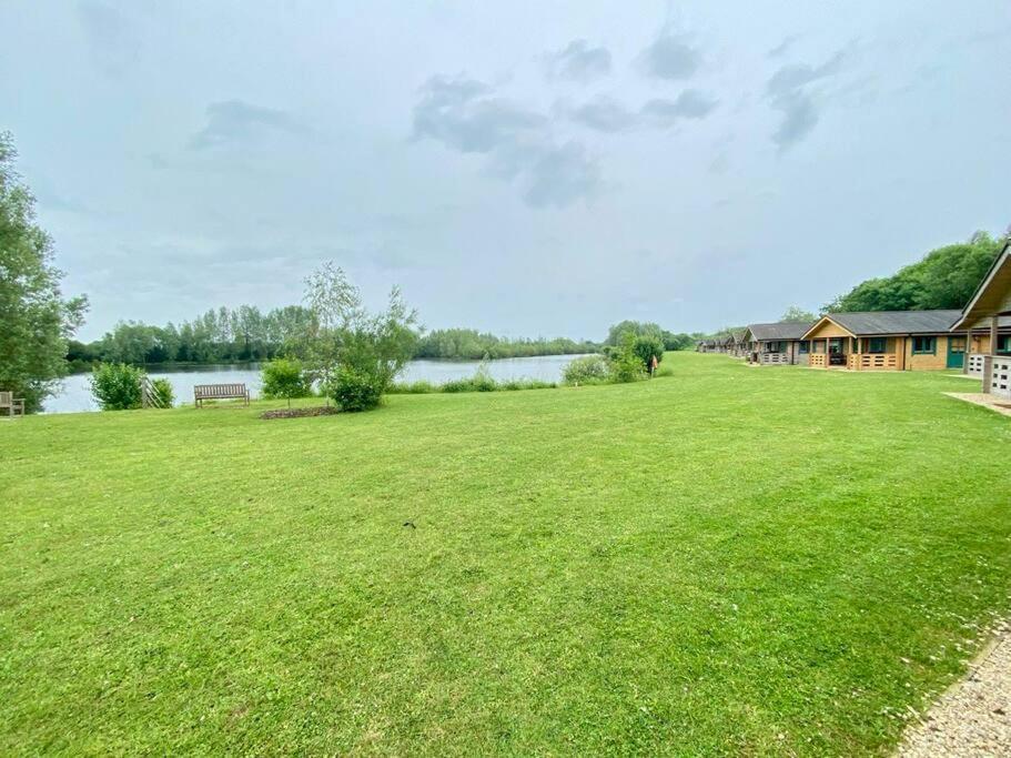 Lilly Lodge, Lake Pochard South Cerney Exterior foto